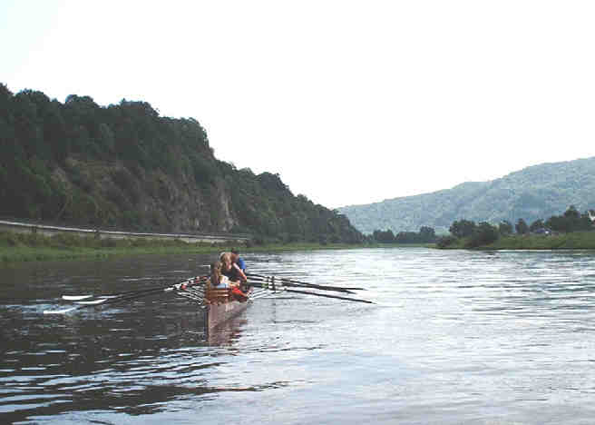 Weserkurve mit eindrucksvollen Felsen 2